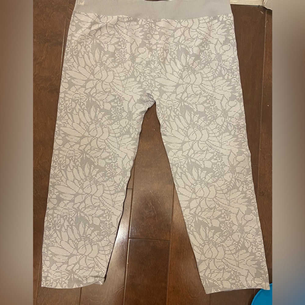 Light grey flower print Fabletics capris